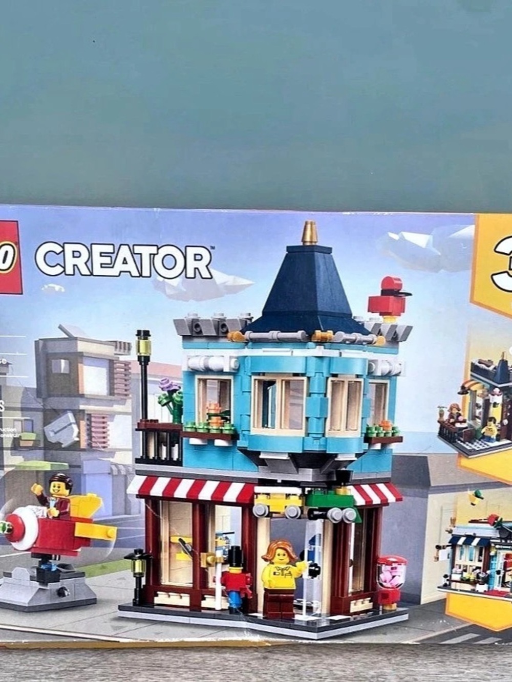 LEGO Townhouse Toy Store Creator 3-in-1 Building Set 31105 NEW